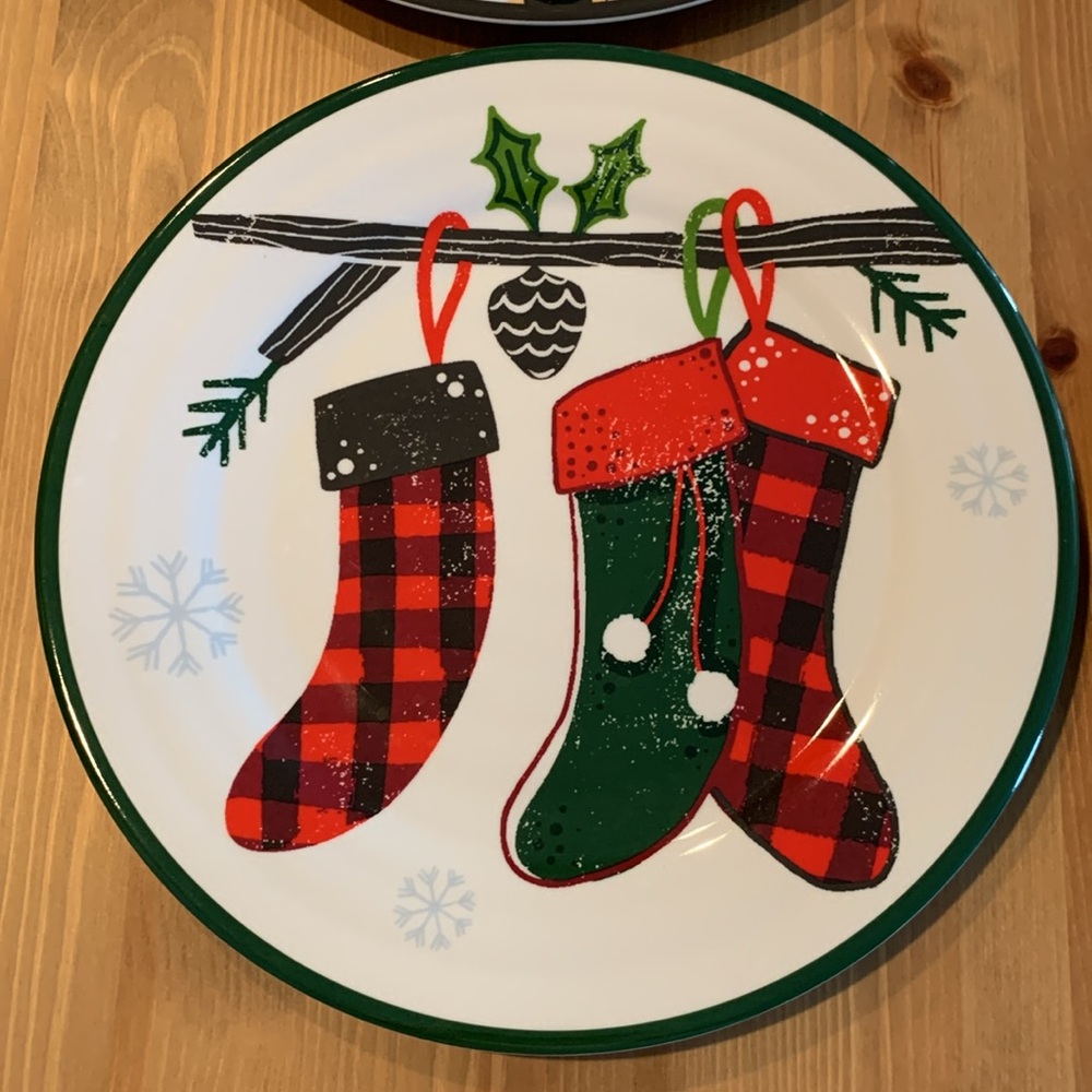 Set of 4 Christmas Plates and 4 Christmas Cups - Picture 3 of 10